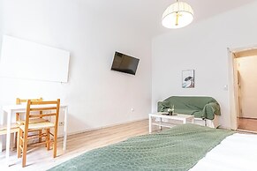 Simple 1BR Apartment Long Stay Belvedere