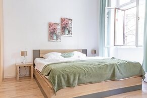Simple 1BR Apartment Long Stay Belvedere