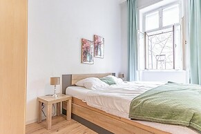 Simple 1BR Apartment Long Stay Belvedere