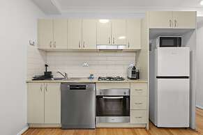 Bright 1-bed Apartment in Central Redfern