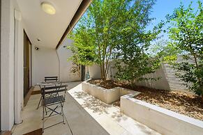 Spacious Bright Apartment With Courtyard and BBQ