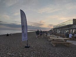 Spacious Seafront Apartment, Garden & Free Parking
