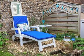 Spacious Seafront Apartment, Garden & Free Parking