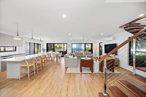 Bright Beachside Family House With Ocean Views