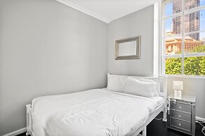 Central 3-bed Apartment in Vibrant Melbourne