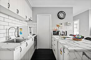 Central 3-bed Apartment in Vibrant Melbourne