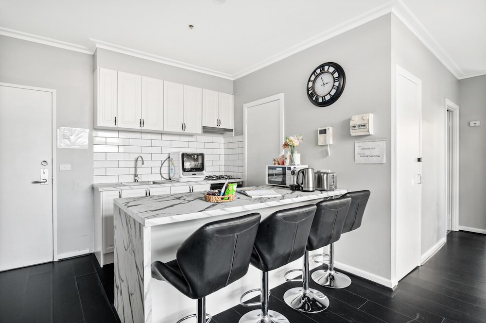 Central 3-bed Apartment in Vibrant Melbourne