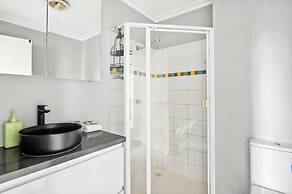 Central 3-bed Apartment in Vibrant Melbourne