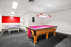 Central 3-bed Apartment in Vibrant Melbourne