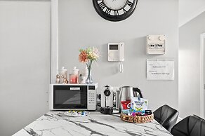Central 3-bed Apartment in Vibrant Melbourne