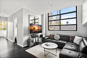 Central 3-bed Apartment in Vibrant Melbourne