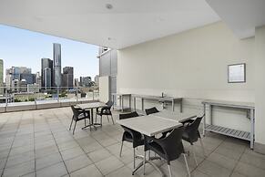 Central Apartment With Rooftop Pool & Views