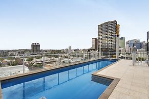 Central Apartment With Rooftop Pool & Views