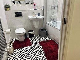 Luxury Apartment - Lakeside
