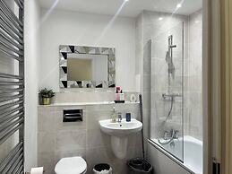 Luxury Apartment - Lakeside