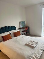 Luxury Apartment - Lakeside
