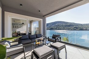 Beachfront luxury villa Vinisce