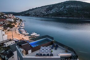 Beachfront luxury villa Vinisce