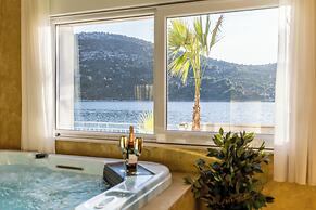 Beachfront luxury villa Vinisce