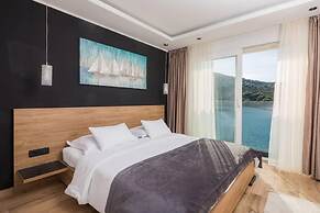 Beachfront luxury villa Vinisce
