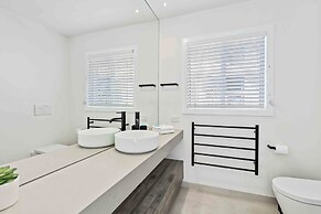 Thirty-Nine Albatross - Apartment 8