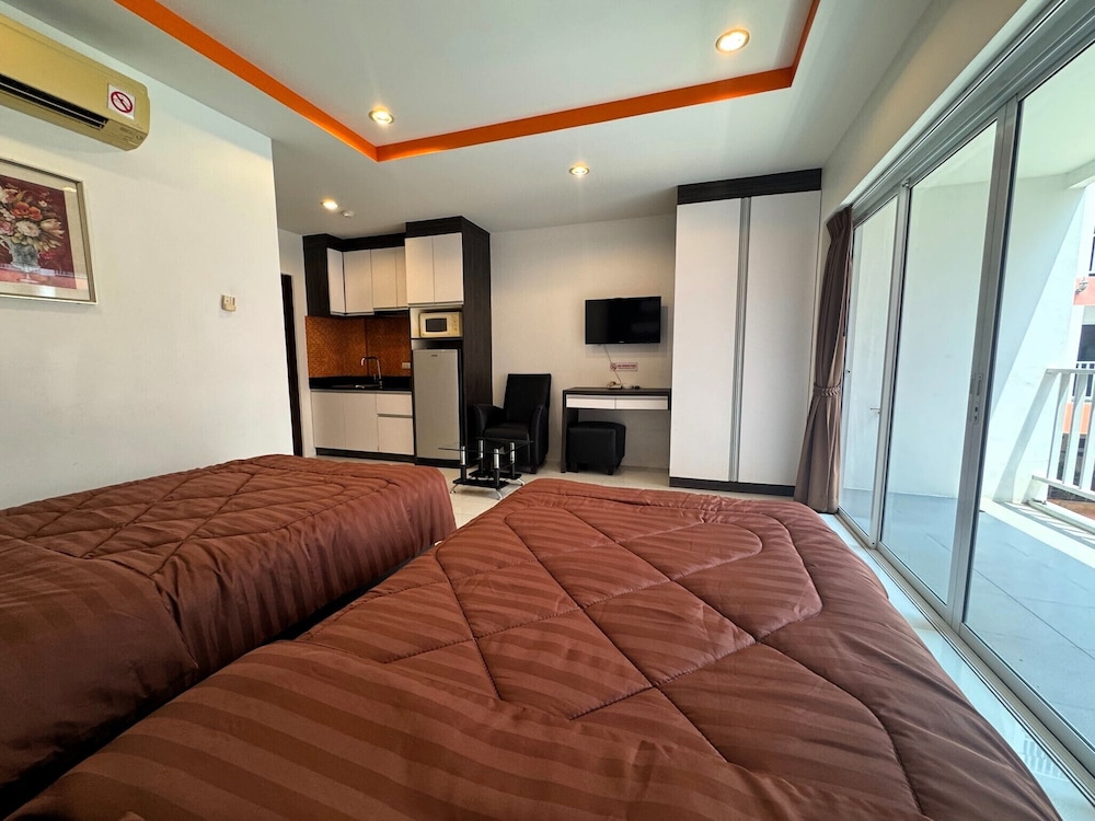 Comfortable Pool-view Studio With Balcony - Pratumnak, Pattaya
