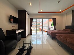 Comfortable Pool-view Studio With Balcony - Pratumnak, Pattaya