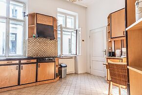 Modern 4BR Apartment Ideal For Long Stay
