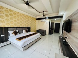 Hotel Blue Pine @Har Ki Pauri Road