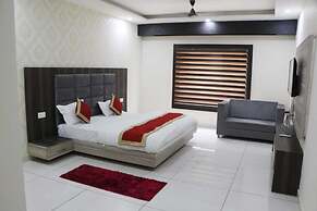 Hotel Blue Pine @Har Ki Pauri Road