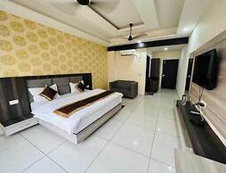Hotel Blue Pine @Har Ki Pauri Road