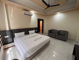 Hotel Blue Pine @Har Ki Pauri Road