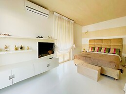 Mora Suite