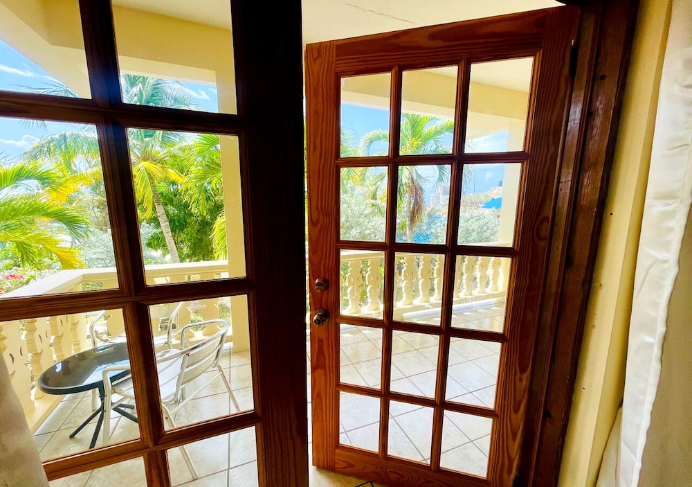 Dennis' Hideaway