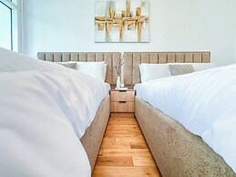 Opulent Flat with Beach & Canal View