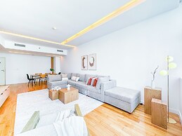 Opulent Flat with Beach & Canal View