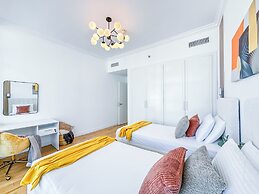 Opulent Flat with Beach & Canal View