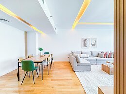 Opulent Flat with Beach & Canal View