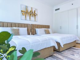 Opulent Flat with Beach & Canal View