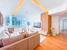 Opulent Flat with Beach & Canal View