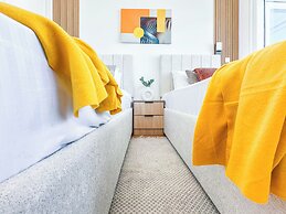 Opulent Flat with Beach & Canal View