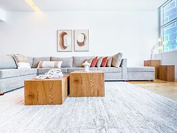 Opulent Flat with Beach & Canal View