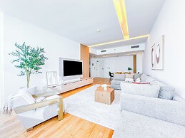 Opulent Flat with Beach & Canal View