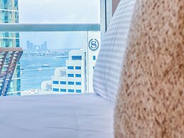 Opulent Flat with Beach & Canal View