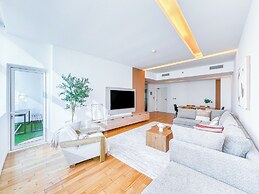 Opulent Flat with Beach & Canal View