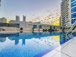 Opulent Flat with Beach & Canal View