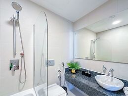 Opulent Flat with Beach & Canal View