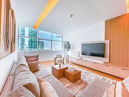 Opulent Flat with Beach & Canal View