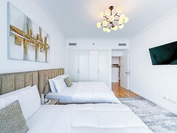 Opulent Flat with Beach & Canal View