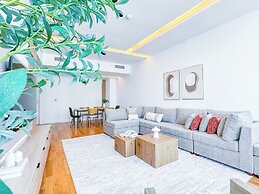 Opulent Flat with Beach & Canal View